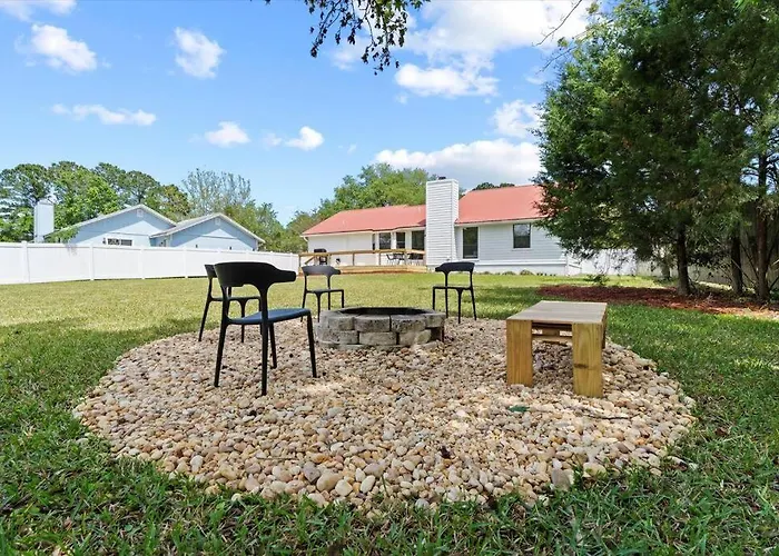 Spacious Home Near Beach, Large Yard, Game Room And Dog Friendly