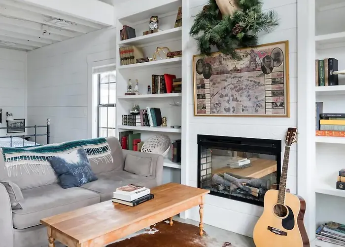Hip, Cozy Cottage With A Fire Pit In Cleveland Park