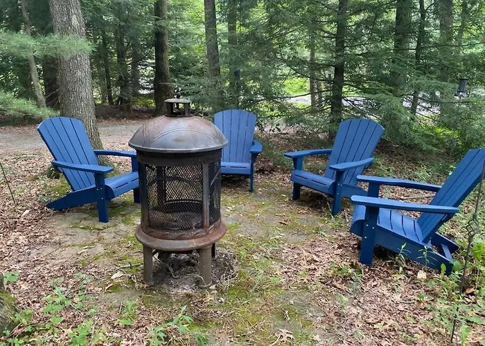 Chalet Retreat W/ Hot Tub, Short Walk To Lake & Pool