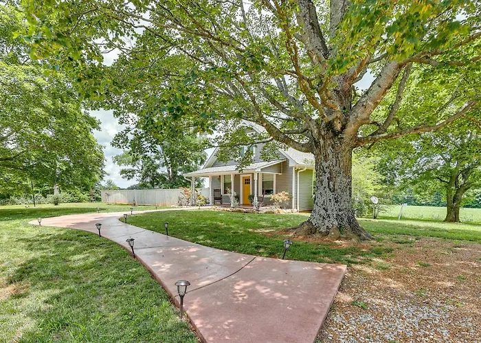 Cozy Tennessee Abode W/ Private Hot Tub & Fire Pit
