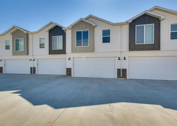 Garden City Townhome, Close To Parks + Downtown!