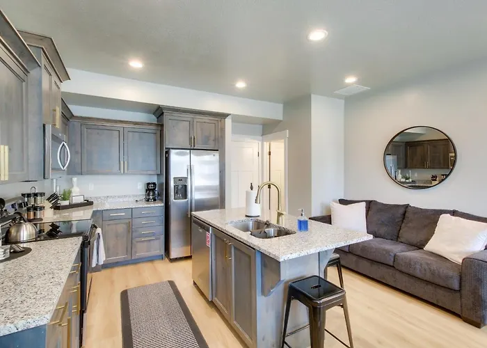 Garden City Townhome, Close To Parks + Downtown!
