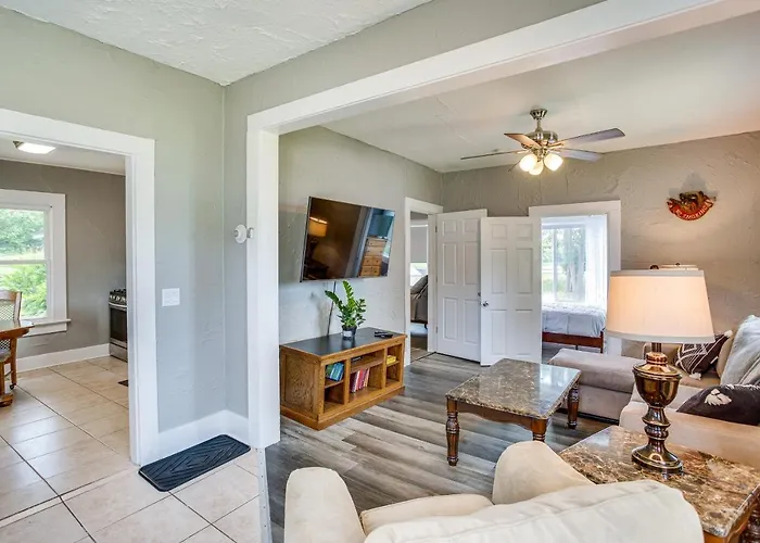 Lakefront Mound Getaway: Near Snowmobiling Trails!