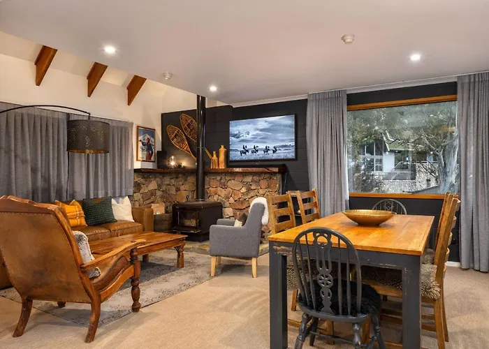 Crackenback Castle Free Standing Chalet With Fire Place