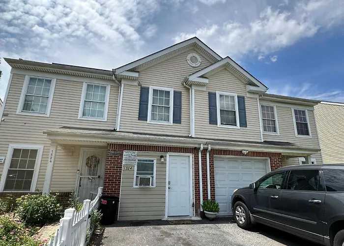 Colorful 3 Bedrooms Twin Home Near Center