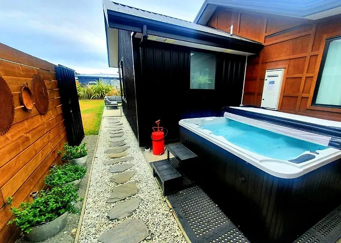 Hawea Heaven: Superking Beds + Hot Tub + Mountain
