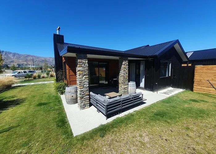 Hawea Heaven: Superking Beds + Hot Tub + Mountain