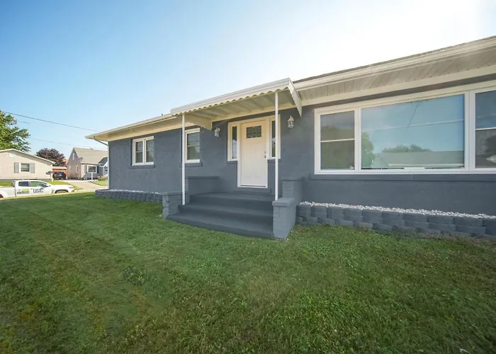 Charming Erie Home ~ 2 Mi To Downtown Delights!