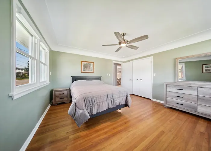 Charming Erie Home ~ 2 Mi To Downtown Delights!