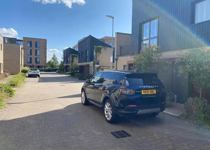 Contemporary Trumpington House: Bio-Medical Campus Proximity