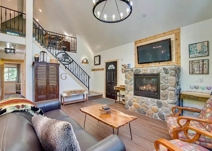 Unwind In Cle Elum: Hot Tub & Cozy Fireplace!