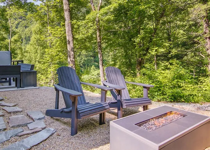 Modern Cabin W/ Hot Tub & Fire Pit In Fairview!