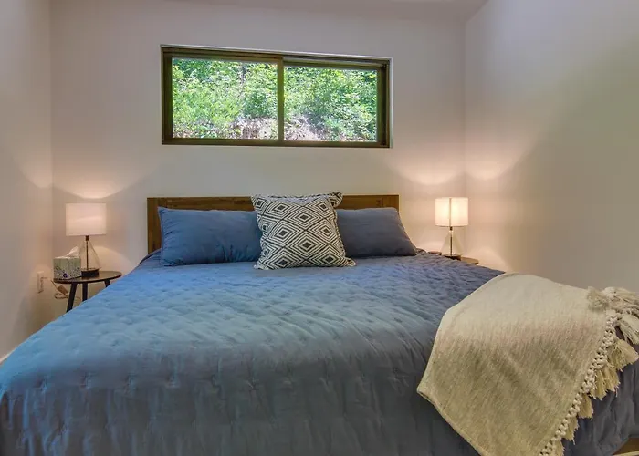 Modern Cabin W/ Hot Tub & Fire Pit In Fairview!