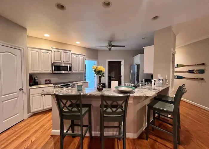 Modern 3Br Lake Front Home