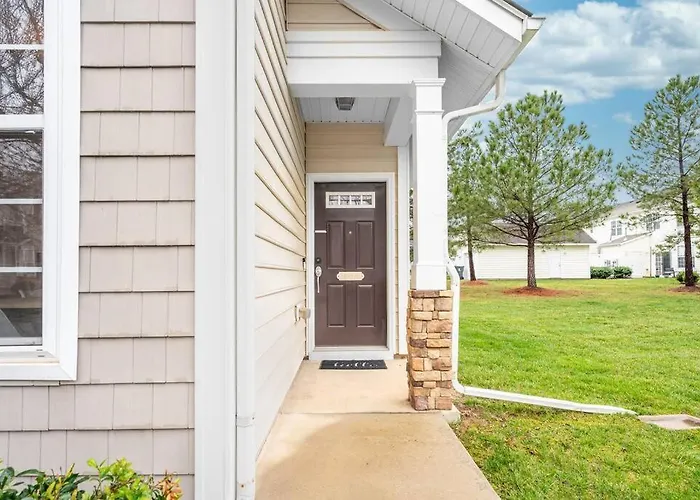 Duke 10 Min Away 3 Bedroom