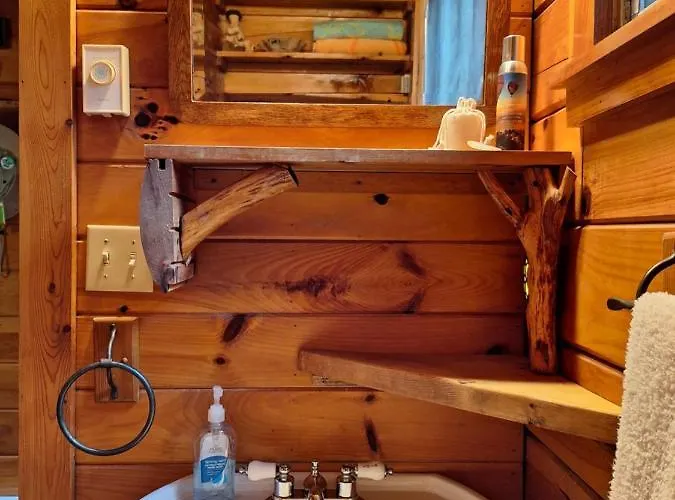Neshannock Creekside Log Cabin