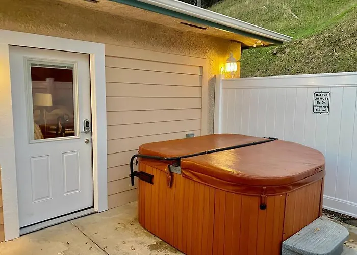Foxs Den Hot Tub Bbq Queen Bed Sleeps 2