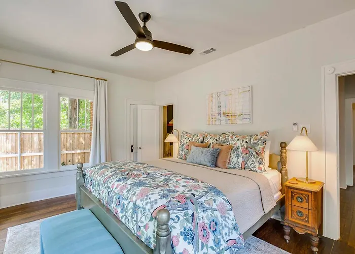 Walk To Bergfeld Park: 1928 Azalea District Home