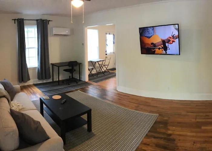 Quaint Cottage Minutes From Downtown