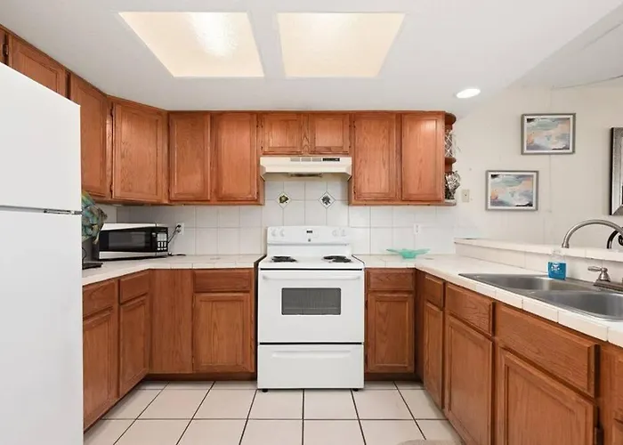 2 Bed 2 Bath Condo By Beach With Resort Pool