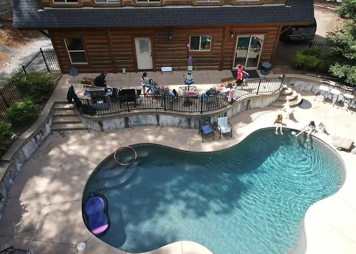 Shasta Lake Luxury Log Cabin: Hot Tub & Pool