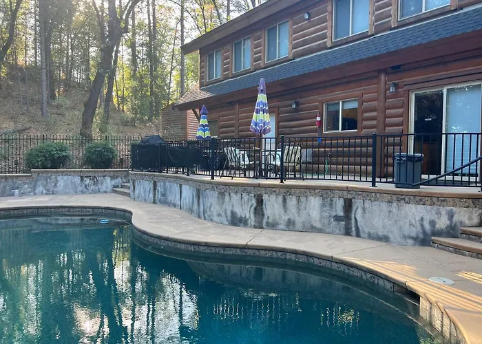 Shasta Lake Luxury Log Cabin: Hot Tub & Pool