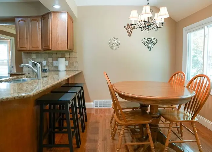 4Br/2.5Ba Home Boasting 2400Sqft And Eat-In Ktn