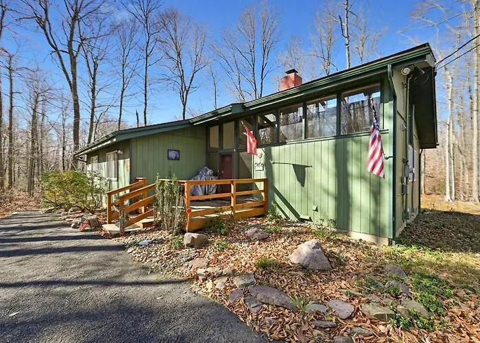 Pocono Pines, Lake Naomi 4 Bedrooms, 2 Full Bath