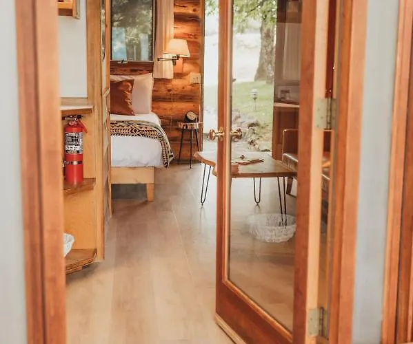 Wilder And Pine Riverside Cabins