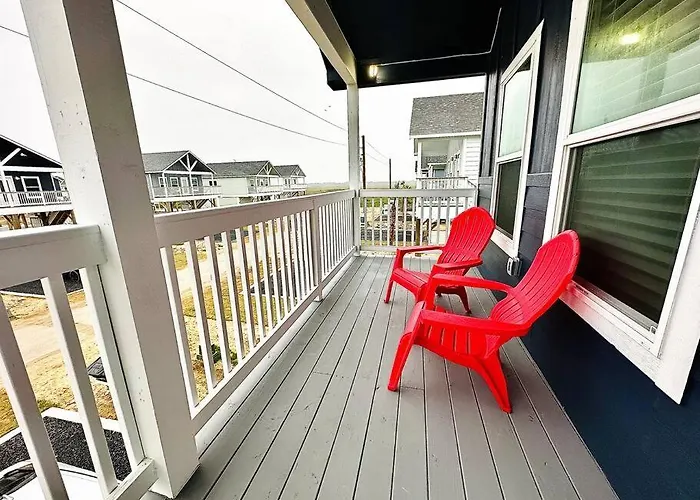 New Tiki House! Near Beaches, Sleeps 6-7