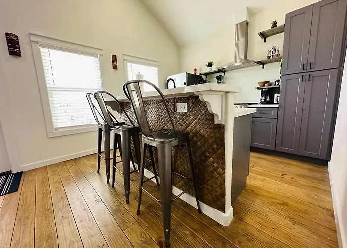 New Tiki House! Near Beaches, Sleeps 6-7