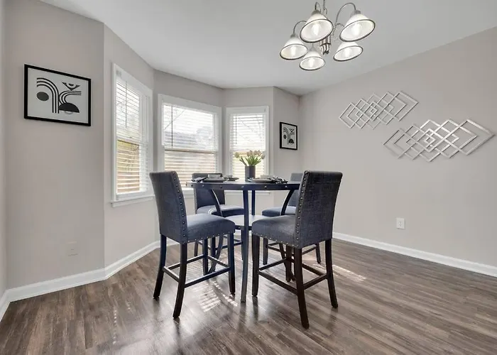 Plush Two Bedroom Retreat. A Home Away From Home!