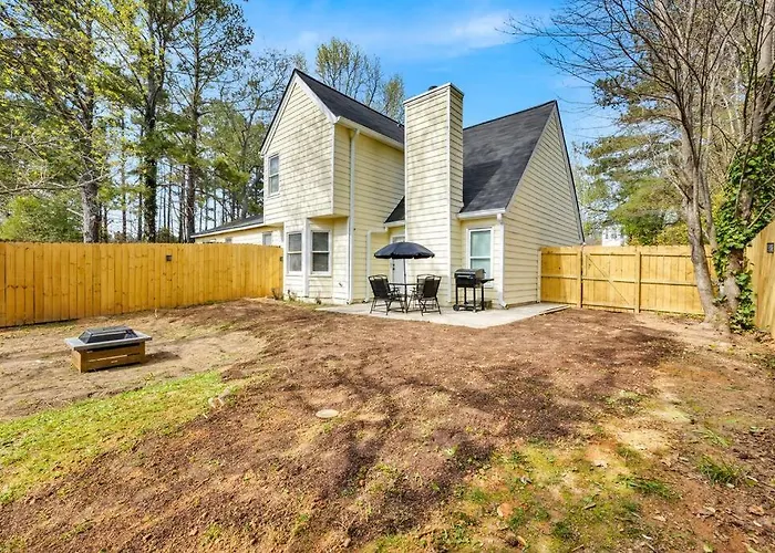 Plush Two Bedroom Retreat. A Home Away From Home!