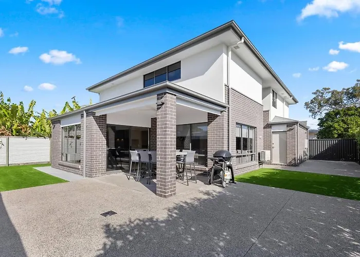 Hamptons Chic At Hervey Bay - Refined Family Getaway