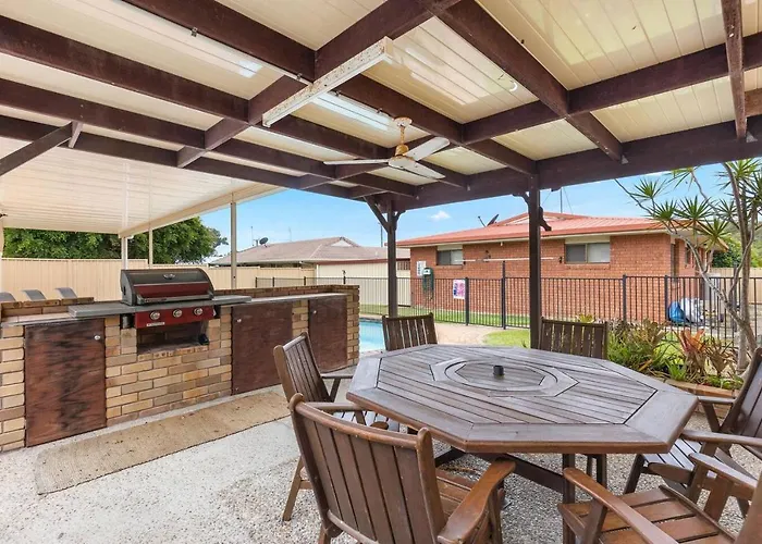 'The Aussie Classic' Poolside Living By The Marina