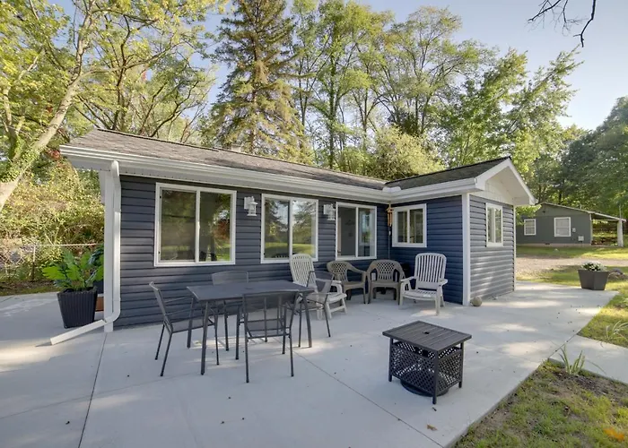 Stylish Grass Lake Retreat - Steps To Park!