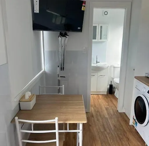Sweet Cute Blue Tiny Home With Pool And 2 Minute Drive To The Beach