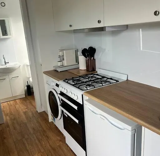 Sweet Cute Blue Tiny Home With Pool And 2 Minute Drive To The Beach