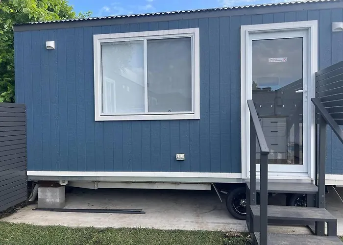 Sweet Cute Blue Tiny Home With Pool And 2 Minute Drive To The Beach