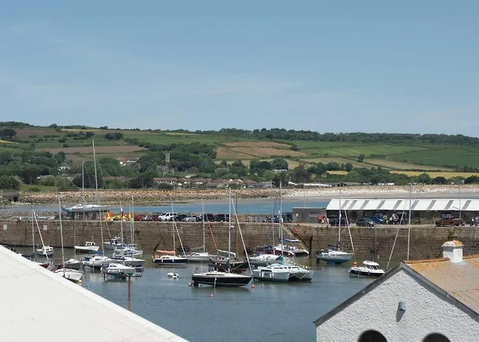 Charming 3 Bedroom Harbour Cottage With Parking