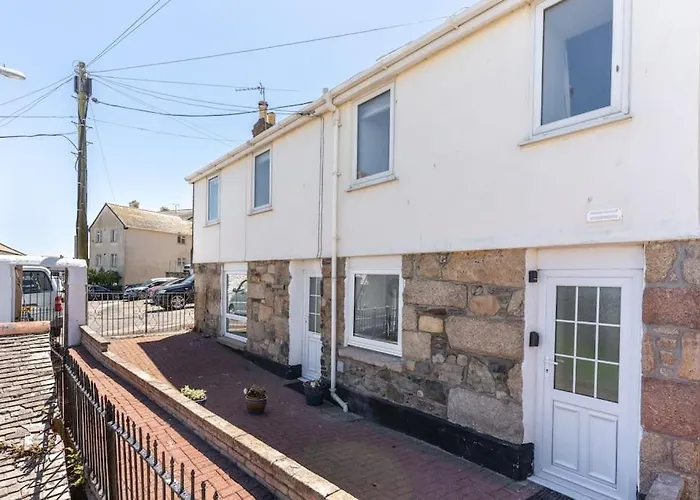 Charming 3 Bedroom Harbour Cottage With Parking