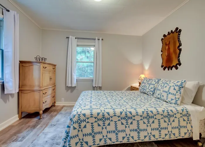 Peaceful Saint Germain Home W/ Fire Pit!