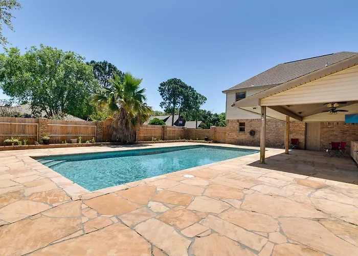 Expansive Home W/ Pool Table ~ 15 Mi To Galveston!