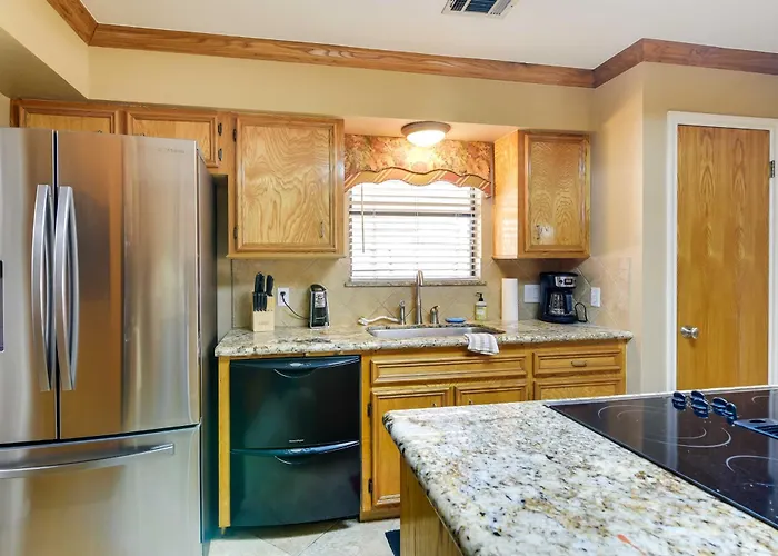 Expansive Home W/ Pool Table ~ 15 Mi To Galveston!
