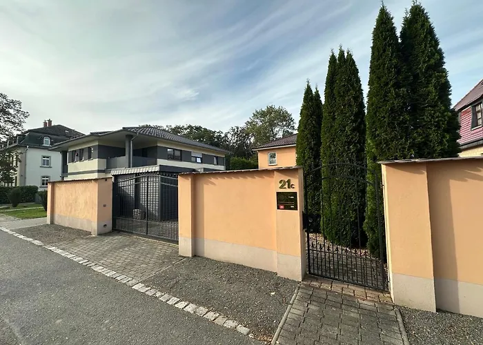 Stadtvilla In Leipzig 7 Personen 3 Schlafzimmer 2 Baeder Garten Und Terrasse Zentral Gelegen Messe Innenstadt Seen