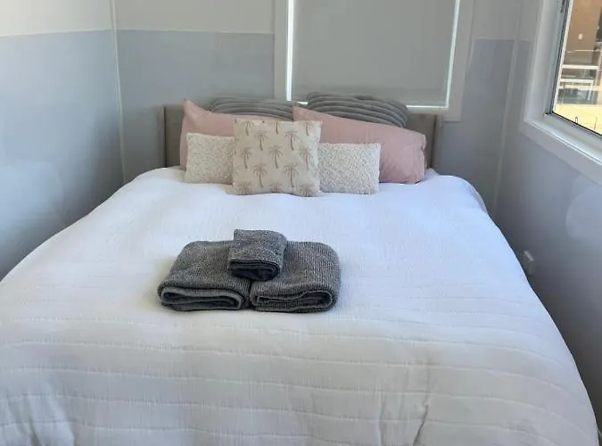 Sweet Cute Blue Tiny Home With Pool And 2 Minute Drive To The Beach