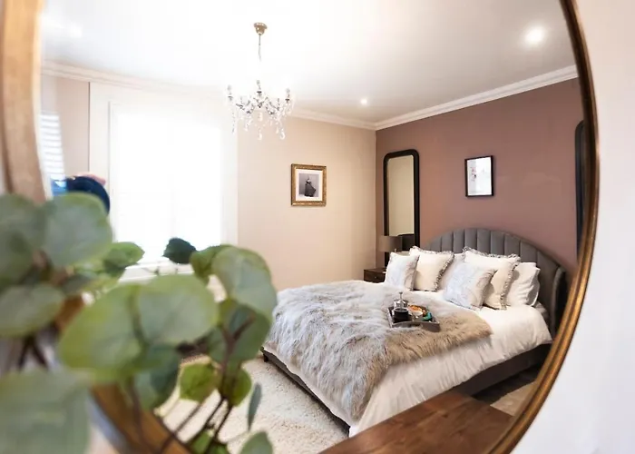 Stratford Townhouse: Luxurious Renovation Near Theater District