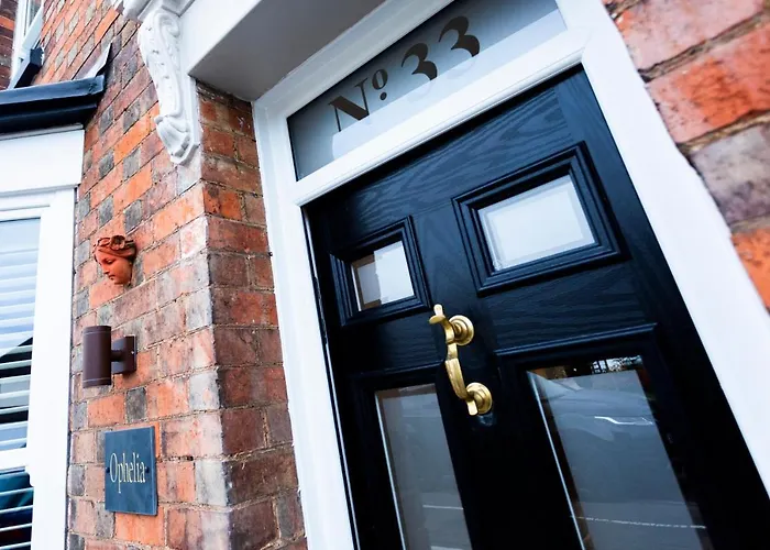 Stratford Townhouse: Luxurious Renovation Near Theater District