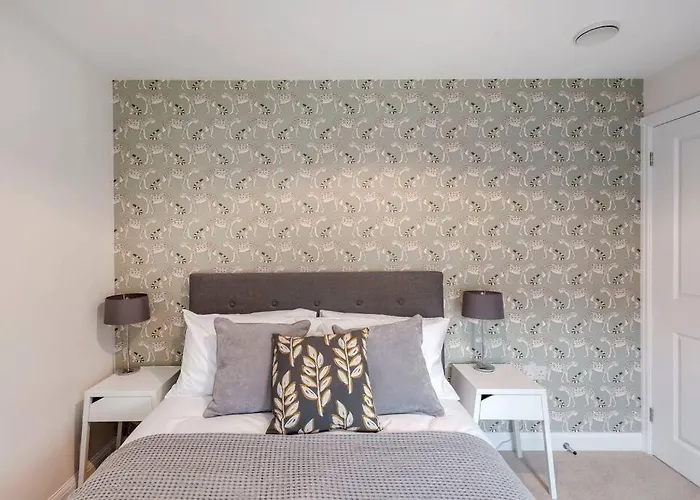 Fantastic 3-Bed House With Parking