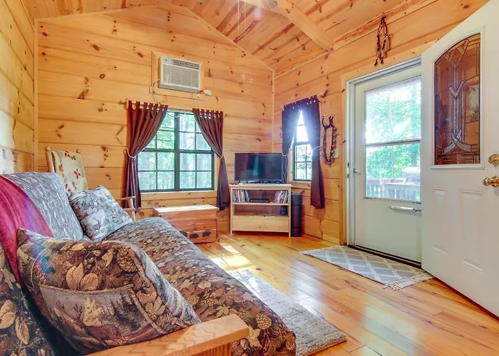 Hendersonville Creekside Cabin: Near Dupont Forest